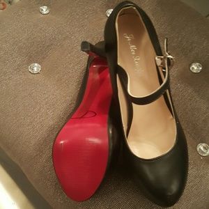 Adorable Mary Jane pumps red sole!